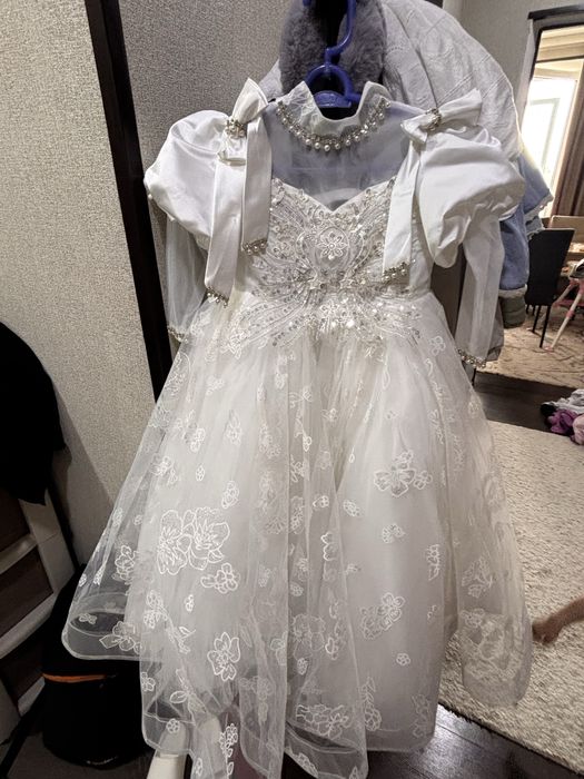 Нарядное красивое платье белый