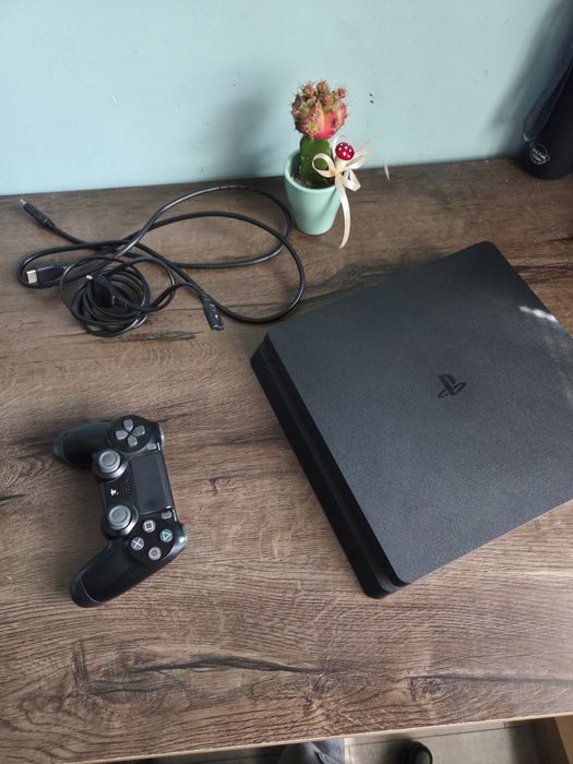Playstation 4 Slim 1TB  + безплатна игра Mortal Kombat XL.