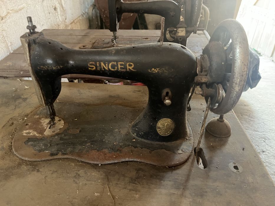 2 masini cusut Singer