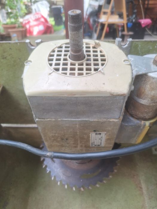 Circular cu masă de 4 model