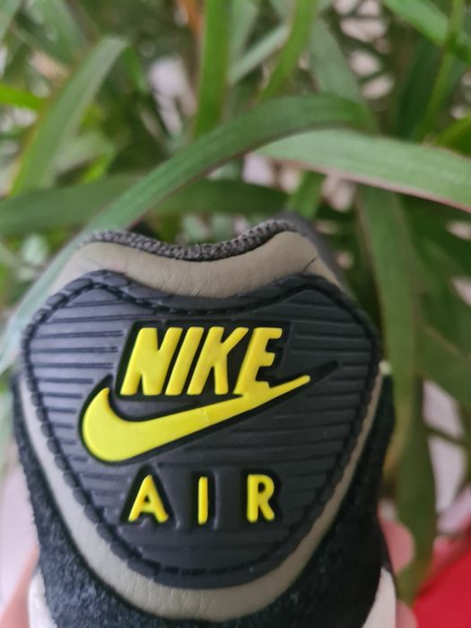 Nike Air Max 90 Medium Olive/Volt-Black. Mărimea 38,5.