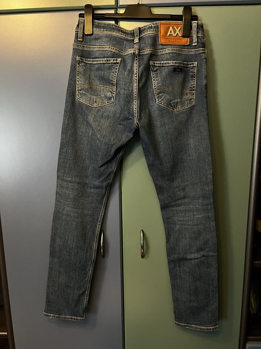 Vând  blugi noi Armani Exchange elastici.