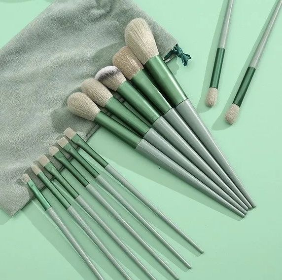 Продавам различни козметични уреди, принадлежности и аксесоари