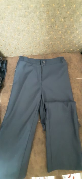 Продам школьные брюки и пиджак,и платья