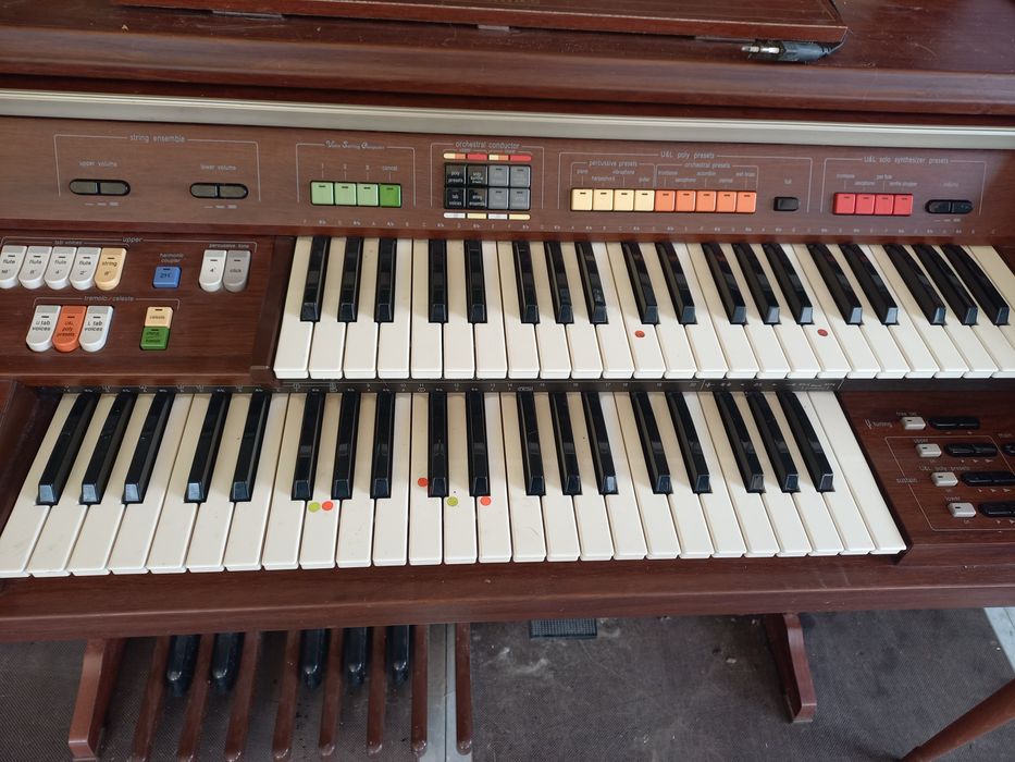 Vând orga pcm sound 33 E