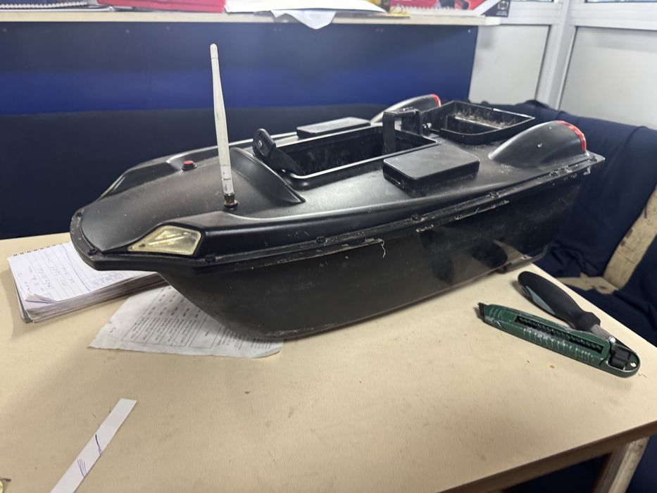 Лодка за захранка с проблем