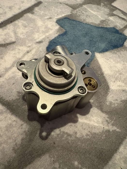 Продавам чисто нова помпа за високо налягане за Peugeot