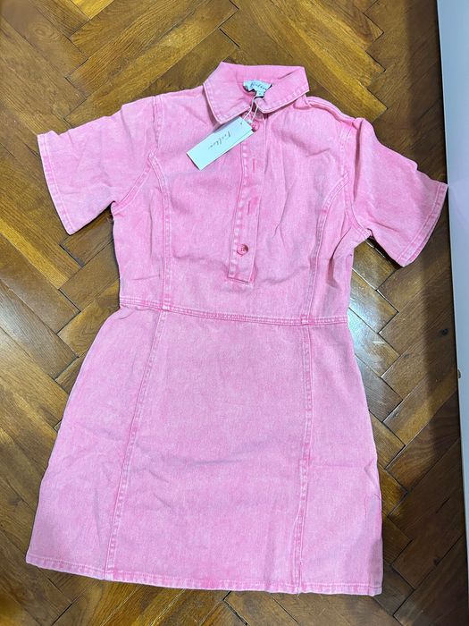 Дамска рокля с къси ръкави