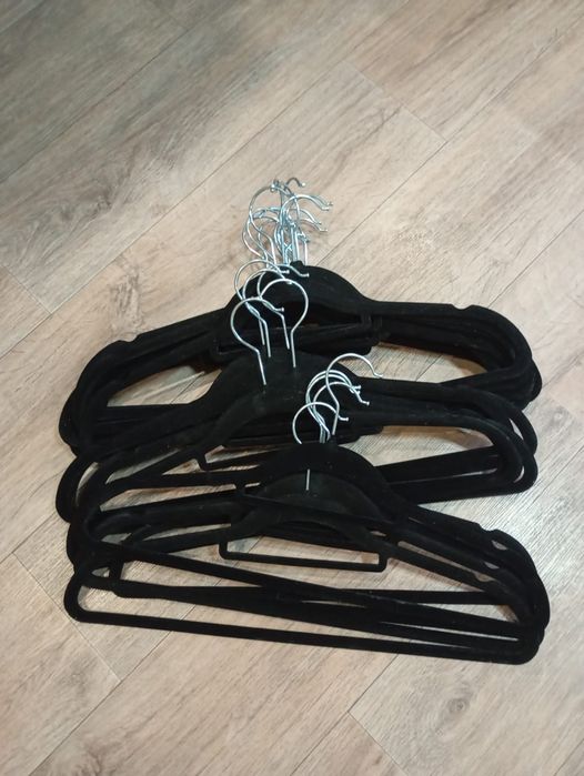 Продам вешалки хорошие.
