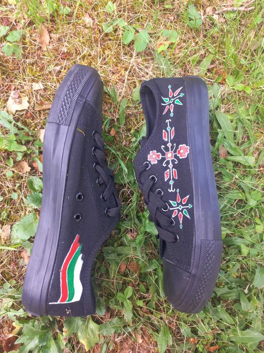 Ръчно рисувани кецове-българка