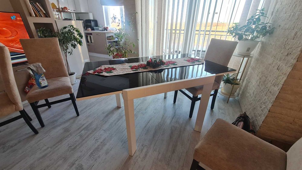 Стъклена разтегателна маса за хранене