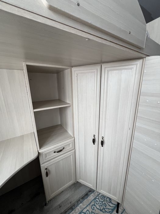 кровать,шкаф,стол