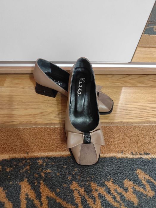 Чисто нови, много красиви бежови обувки.