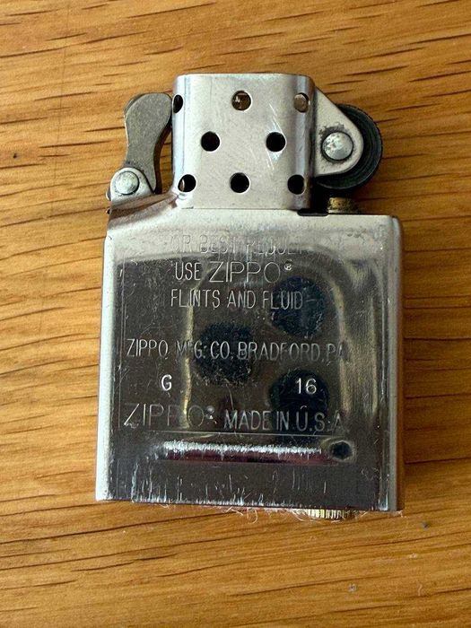 Brichetă originală Zippo 216 An American Classic Cream (Made in USA)