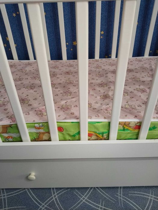 Продам кроватку с комодом