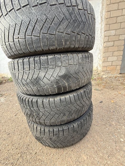 Продам зимние шины Pirelli 225/60 R18
