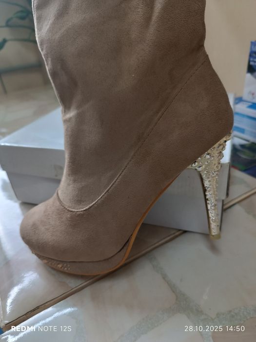 Нови велурени ботуши 40 номер