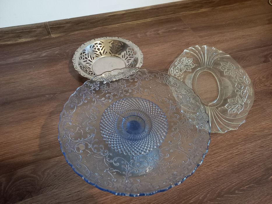 Trei platouri servire pentru oaspeti 
- 2 platouri din sticla groasa c