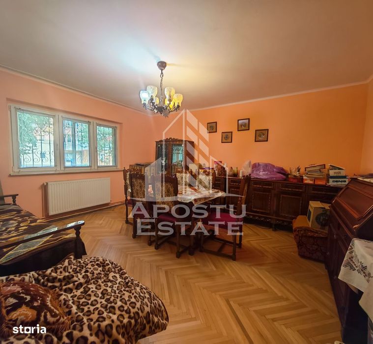 Apartament de vanzare cu 3 camere si 2 bai, decomandat, zona Sagului