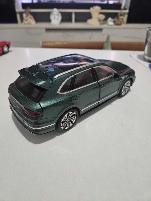 Macheta Bentley Bentayga , scara 1 : 24