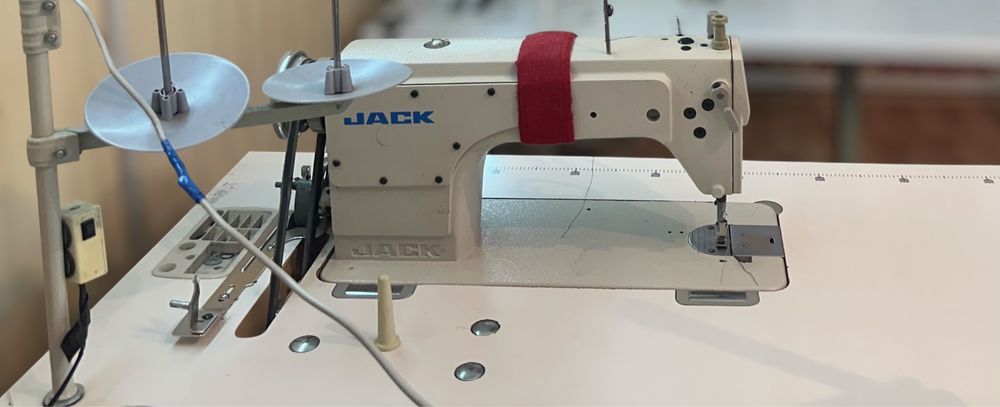 Промышленная прямострочная машина JACK JK-8720 в отличном состоянии.