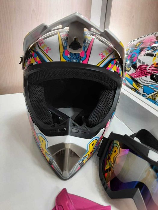 Защитный шлем с очками и перчатки .