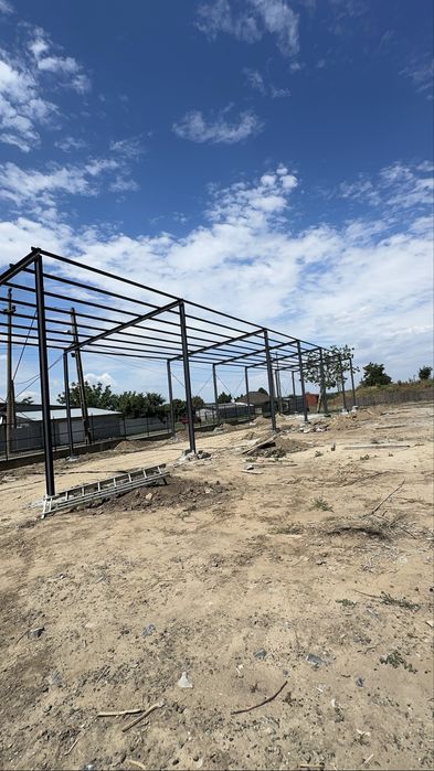 Hala 8 m latime x30 m lungime x5 m strasina la pret de 9.000€