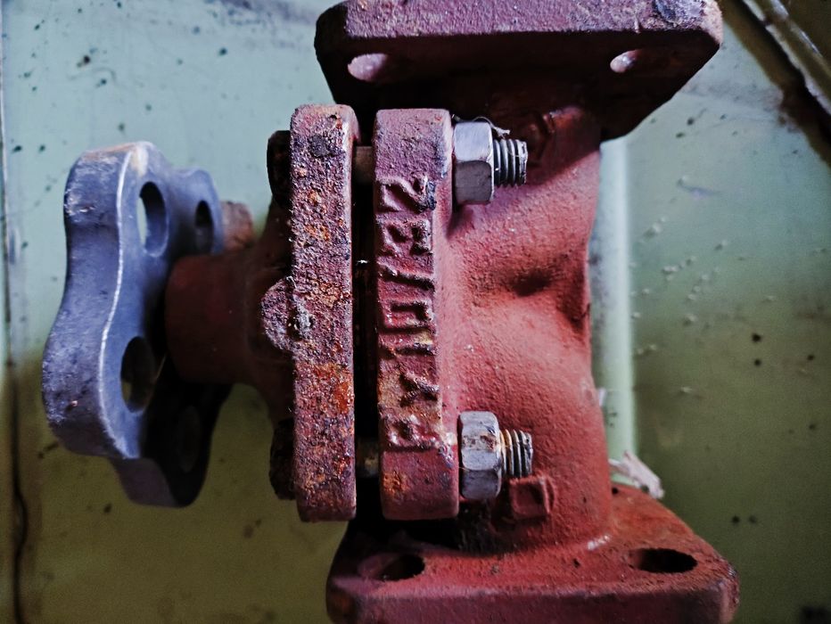 Продам задвижки чугунные