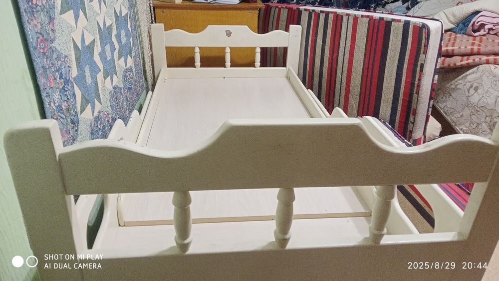 Кровать белая, дерево