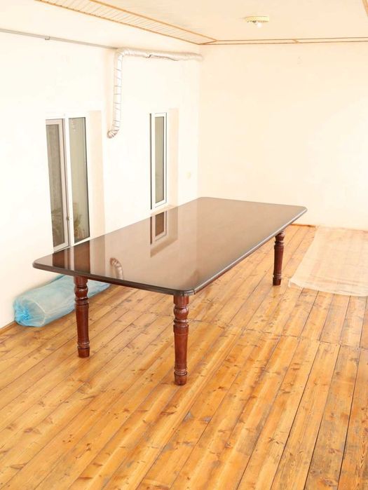 Yaxshi holatdagi mebel. Stol stullari bilan