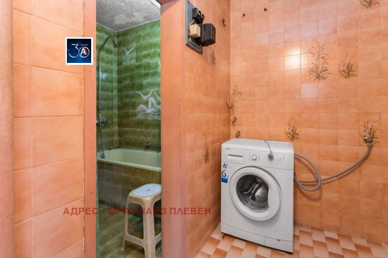 Продава се Тристаен апартамент в Плевен, 9-ти квартал - 105 кв.м за 1239 €/кв.м - Снимка #9