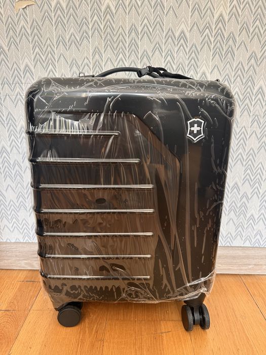 Продам новый чемодан Victorinox