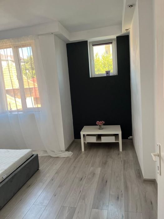 Închiriez apartament cu 2 camere