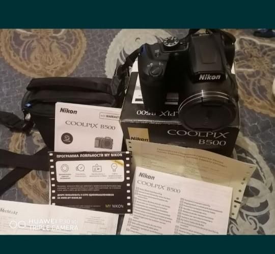 Видеокамера, фотоаппарат, штатив.