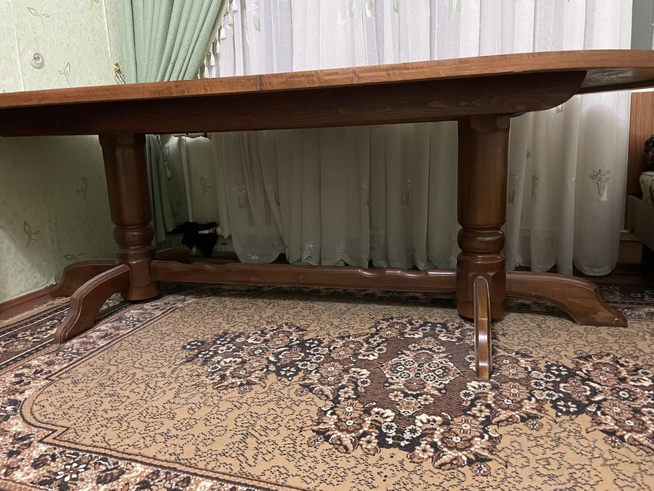 Овальный стол. Орех торг уместен