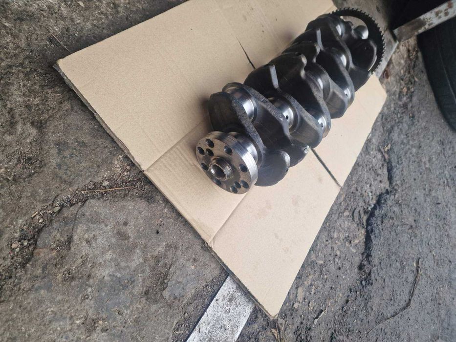 Продавам колянов вал за Мазда 2,2 Скайактив с лагери и биела 1 брой