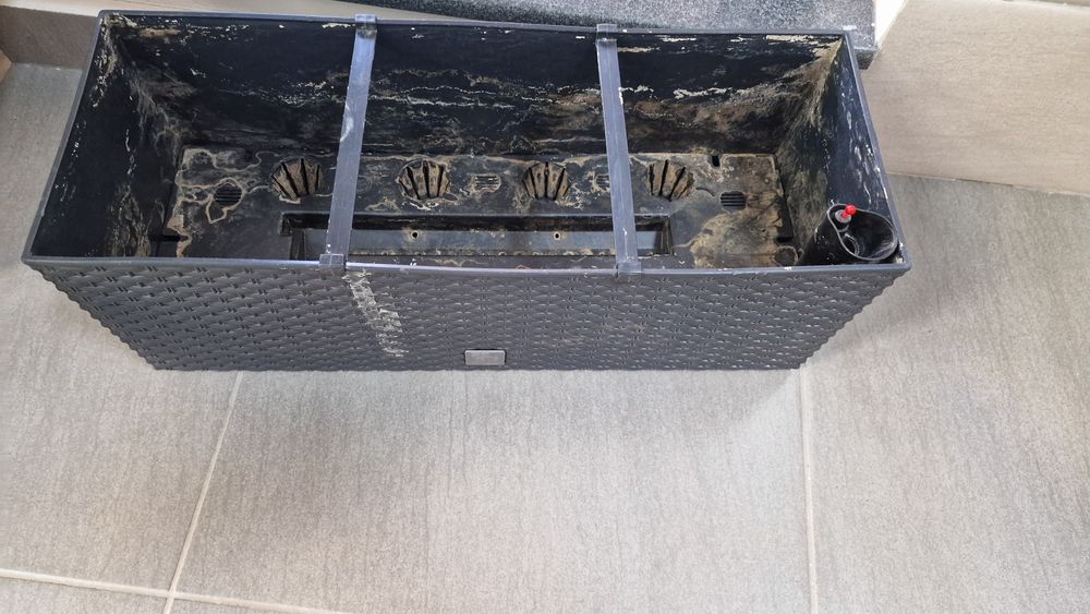 Ghiveci cu sistem irigare