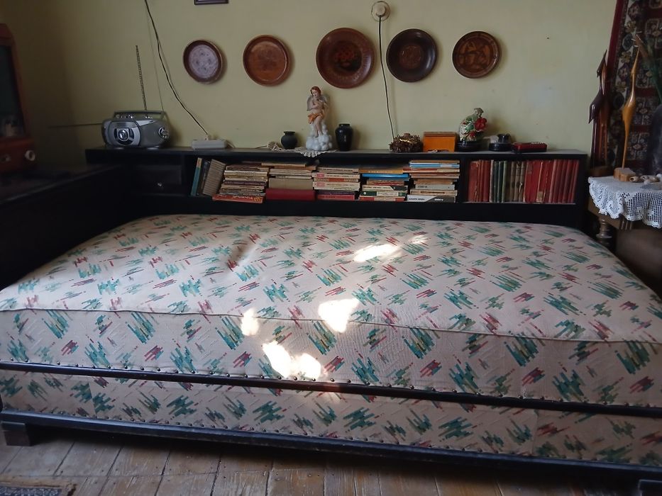 Vând pat cu spariu de depozitare si se poate aspira sub