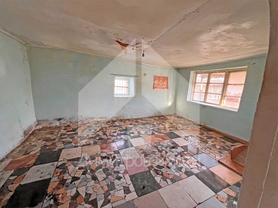 Продава къща с 2 дка двор в с. Караманите, общ Вълчи дол (обл. Варна).