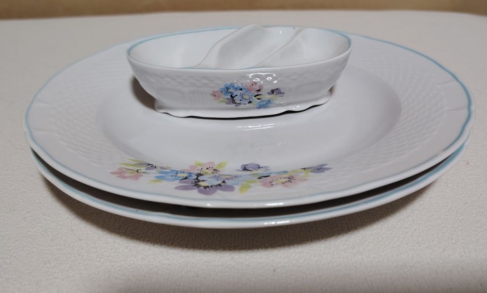 Farfurii și căni din portelan de înaltă calitate