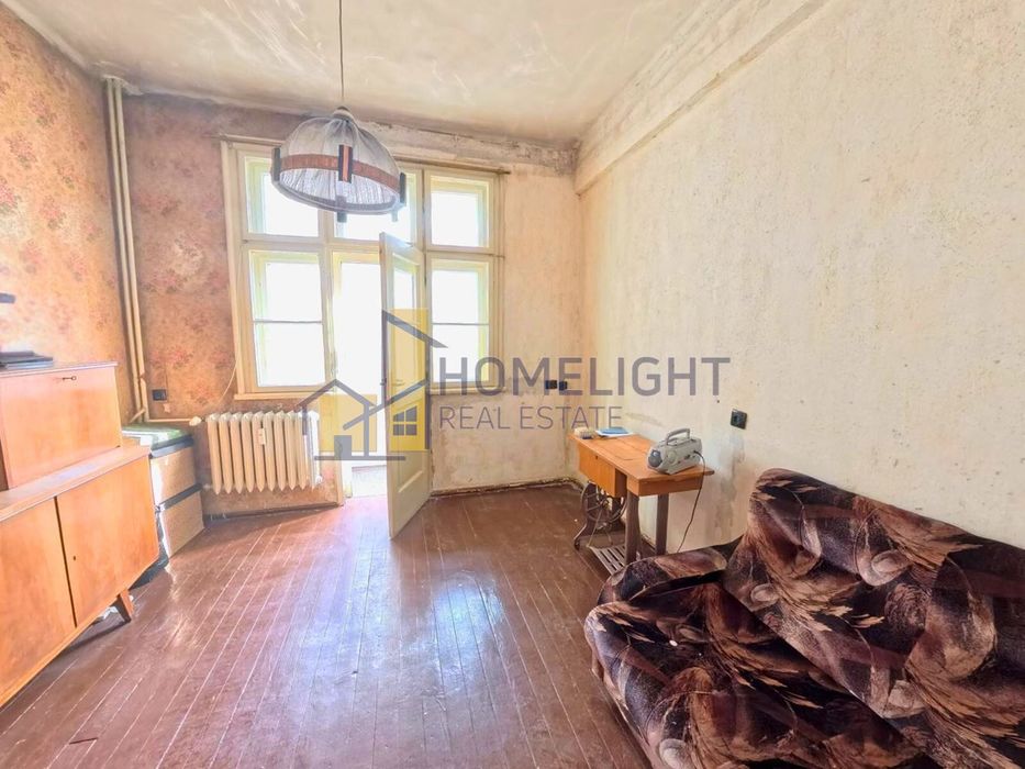 Тристаен апартамент в кв. Център