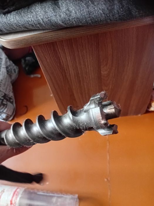 Продам бур на 1000×45 .и перфоратор