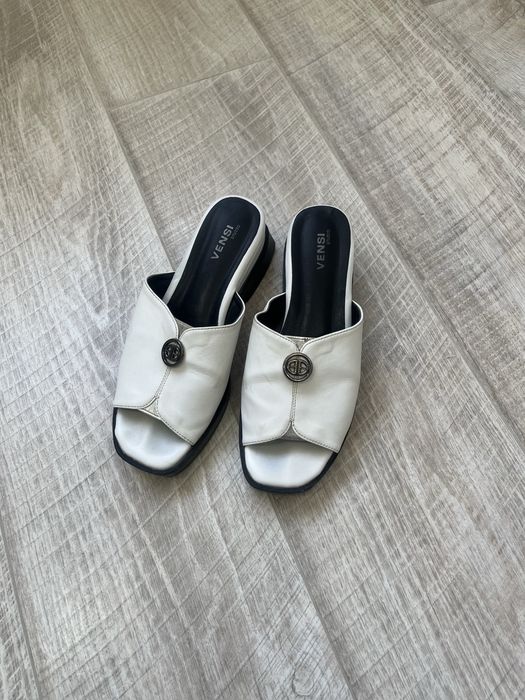 Шлепанцы белые кожанный 36 размер