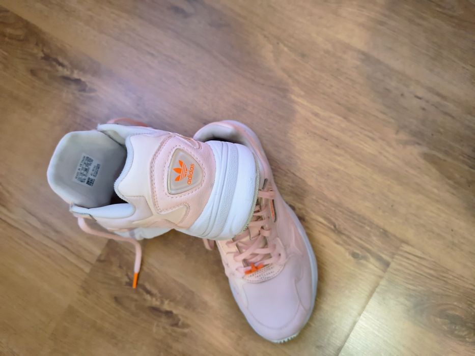 Дамски оригинални маратонки на Adidas. . Номер38