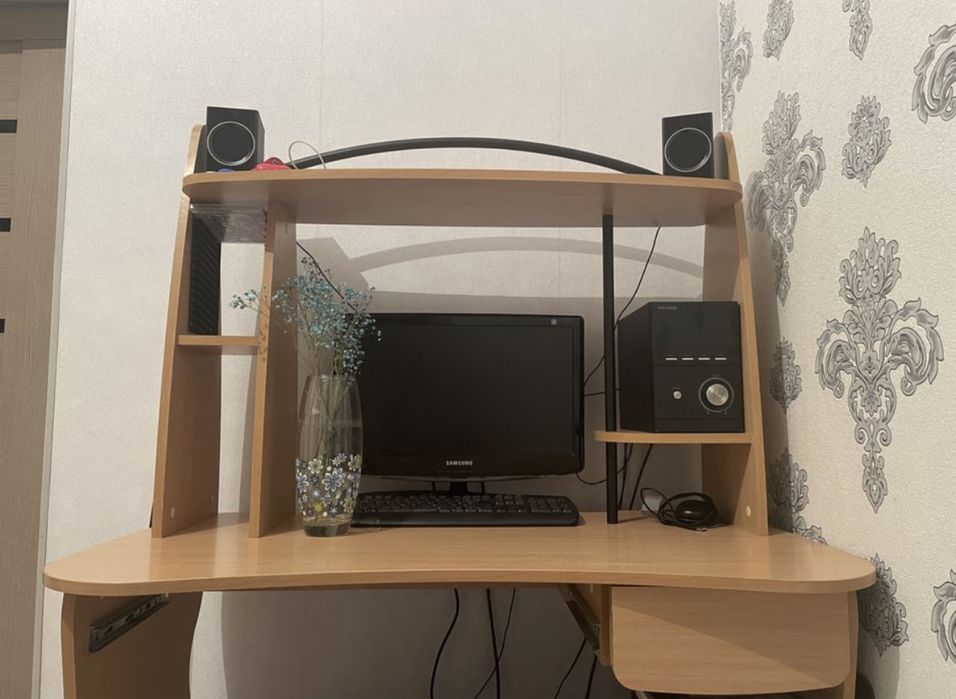 Продаётся стол