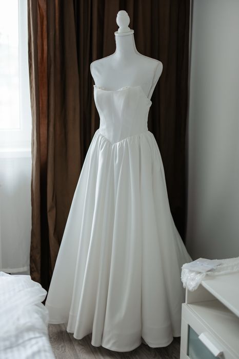 Rochie de mireasă, model A-line cu trenă