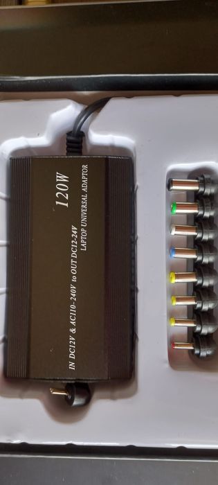 Încărcător universal laptop. Priza 220v sau priza auto.  Diverse  ieșiri.  Out 12 sau 24 v. Nou.