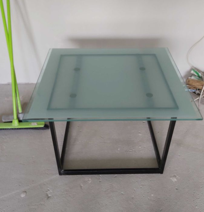 Masa de sticla cadru metal pret 250 lei Urgent