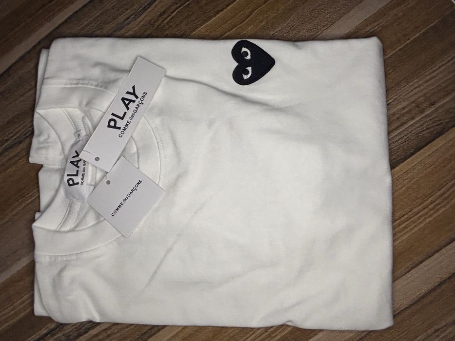 Тениска на марката comme des garçons