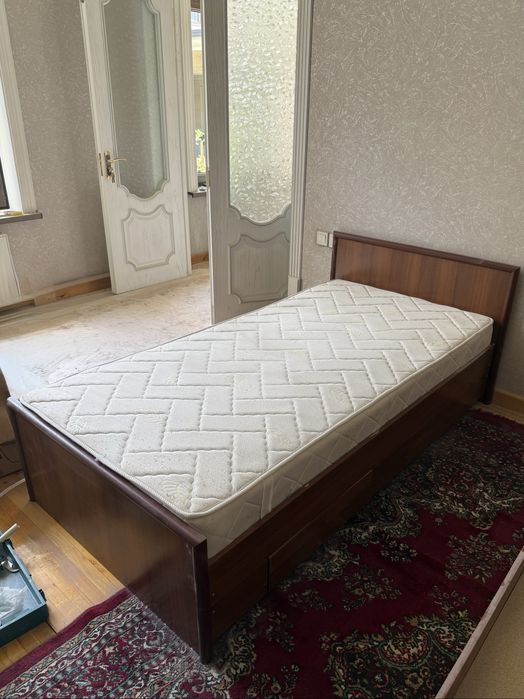 Б/У кровать вместе с матрасом